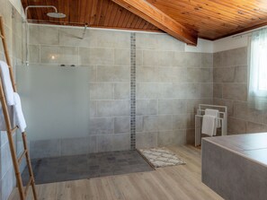 Spa - House with sea and mountain view - 6 guests (Saint-Louis)