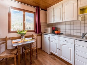 Fridge, microwave, oven, coffee/tea maker - Cozy chalet - 2 guests (Aigueblanche)