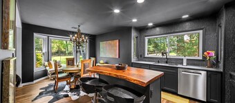 Designer Retreat • Mins to Avalon & Downtown Alpharetta • Fire Pit • Fenced Yard