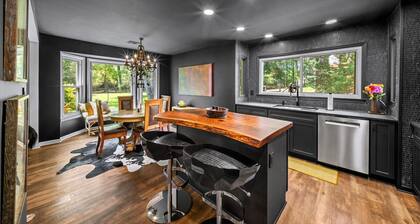 Designer Retreat • Mins to Avalon & Downtown Alpharetta • Fire Pit • Fenced Yard