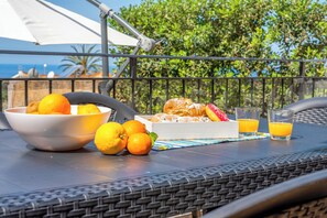 Outdoor dining - *Cozy Villa Gulf of Macari* 10min San Vito Lo Capo (Castelluzzo)