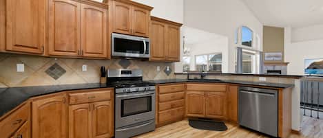 House, Multiple Beds, Patio, Garden View (Cabin-Style Group Retreat) | Private kitchen