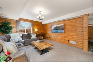 Hús - mörg rúm - verönd - útsýni yfir garð (Cabin-Style Group Retreat) | Stofa