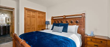 Maison, plusieurs lits, patio, vue jardin (Cabin-Style Group Retreat)