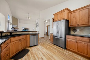 House, Multiple Beds, Patio, Garden View (Cabin-Style Group Retreat) | Private kitchen