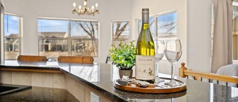 Hus - flere senge - terrasse - udsigt til have (Cabin-Style Group Retreat) | Spiseområde