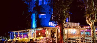 Cozy Apartment historic neighborhood