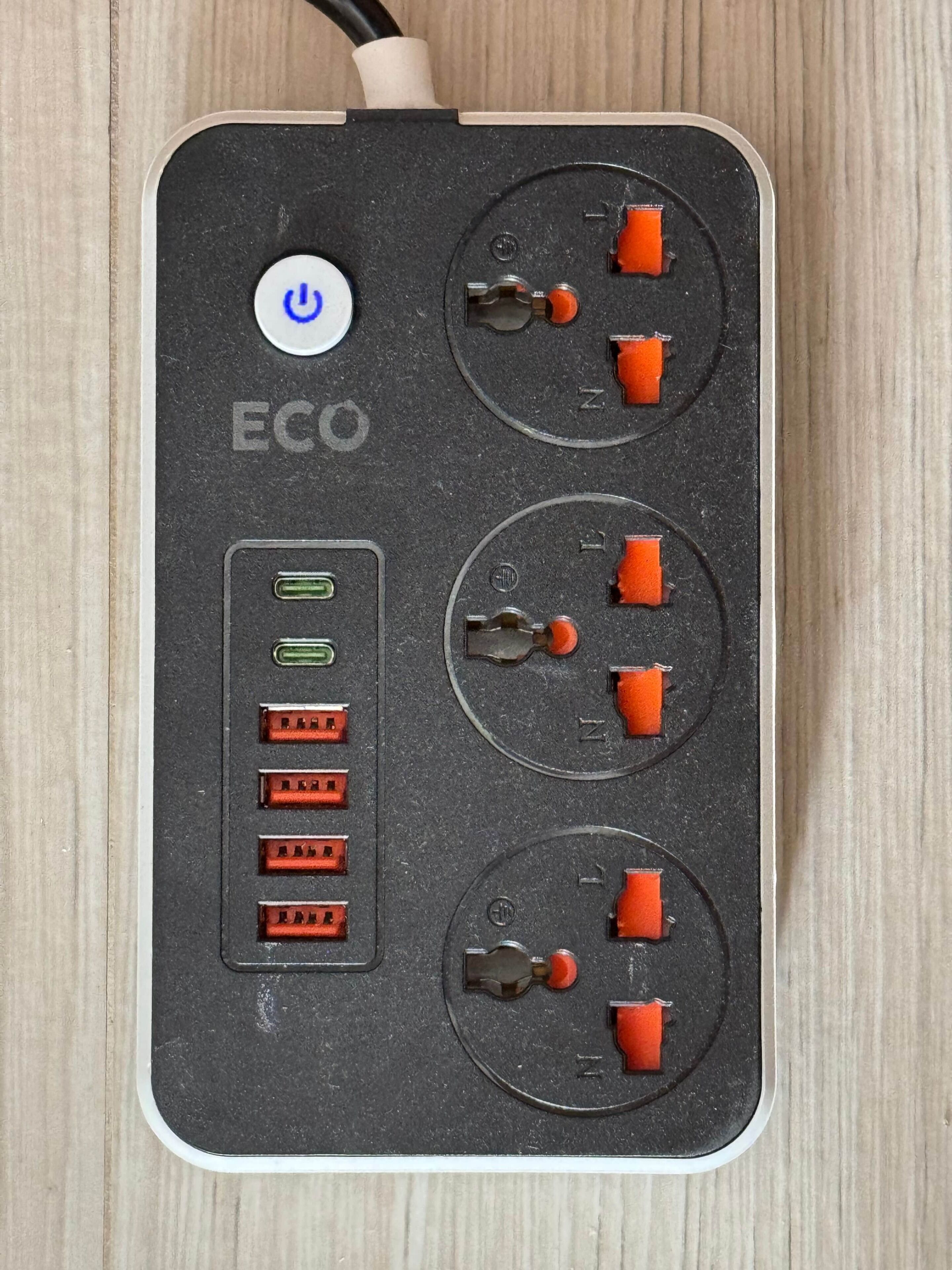 Een stekkerdoos met meerdere stopcontacten en USB-poorten.