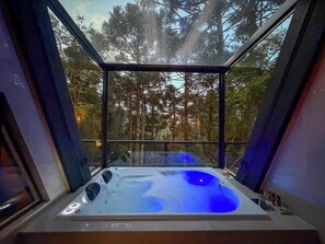 Indoor spa tub