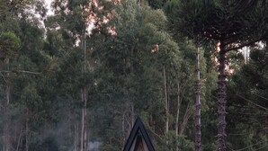 A cabin with a triangular roof, a deck, and a view of the forest. - Templar chalet (Urubici)