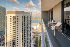 Un immeuble de grande hauteur doté de nombreux balcons donnant sur une zone côtière.
