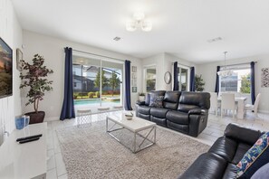Smart TV, offices - Amazing Home, 14 guests, Pool, Steps to Clubhouse (Kissimmee)