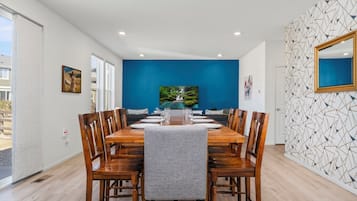 Casa, varias camas, patio, vista al jardín (Pelican Landing) | Sala de reuniones