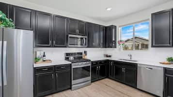 House, Multiple Beds, Patio, Garden View (Pelican Landing) | Private kitchen