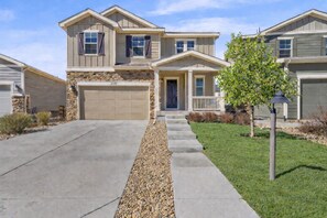 Exterior - Pelican Landing Modern 3BD in Lakes at Centerra (Loveland)