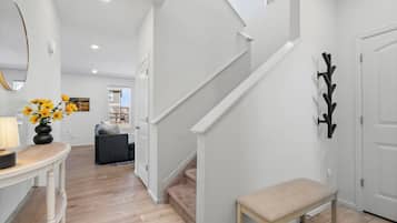 Casa, varias camas, patio, vista al jardín (Pelican Landing) | Interior