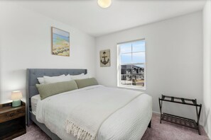 House, Multiple Beds, Patio, Garden View (Pelican Landing) - Pelican Landing Modern 3BD in Lakes at Centerra (Loveland)