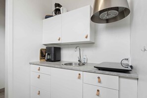 Fridge, stovetop, coffee/tea maker, electric kettle - Close to the sea bright apartment in Arnager (Rønne)