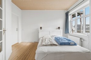 1 bedroom, free WiFi - Close to the sea bright apartment in Arnager (Rønne)