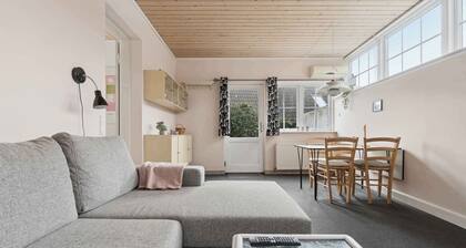 Close to the sea bright apartment in Arnager