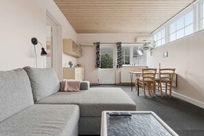 TV - Close to the sea bright apartment in Arnager (Rønne)
