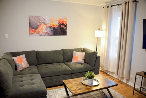 Wonderful 3-bedroom house with AC in charming Oak Lawn