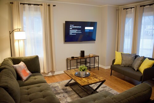 Wonderful 3-bedroom house with AC in charming Oak Lawn