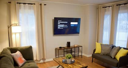 Wonderful 3-bedroom house with AC in charming Oak Lawn