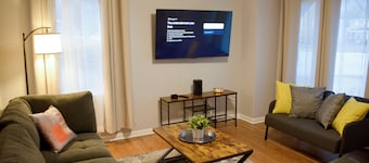 Wonderful 3-bedroom house with AC in charming Oak Lawn