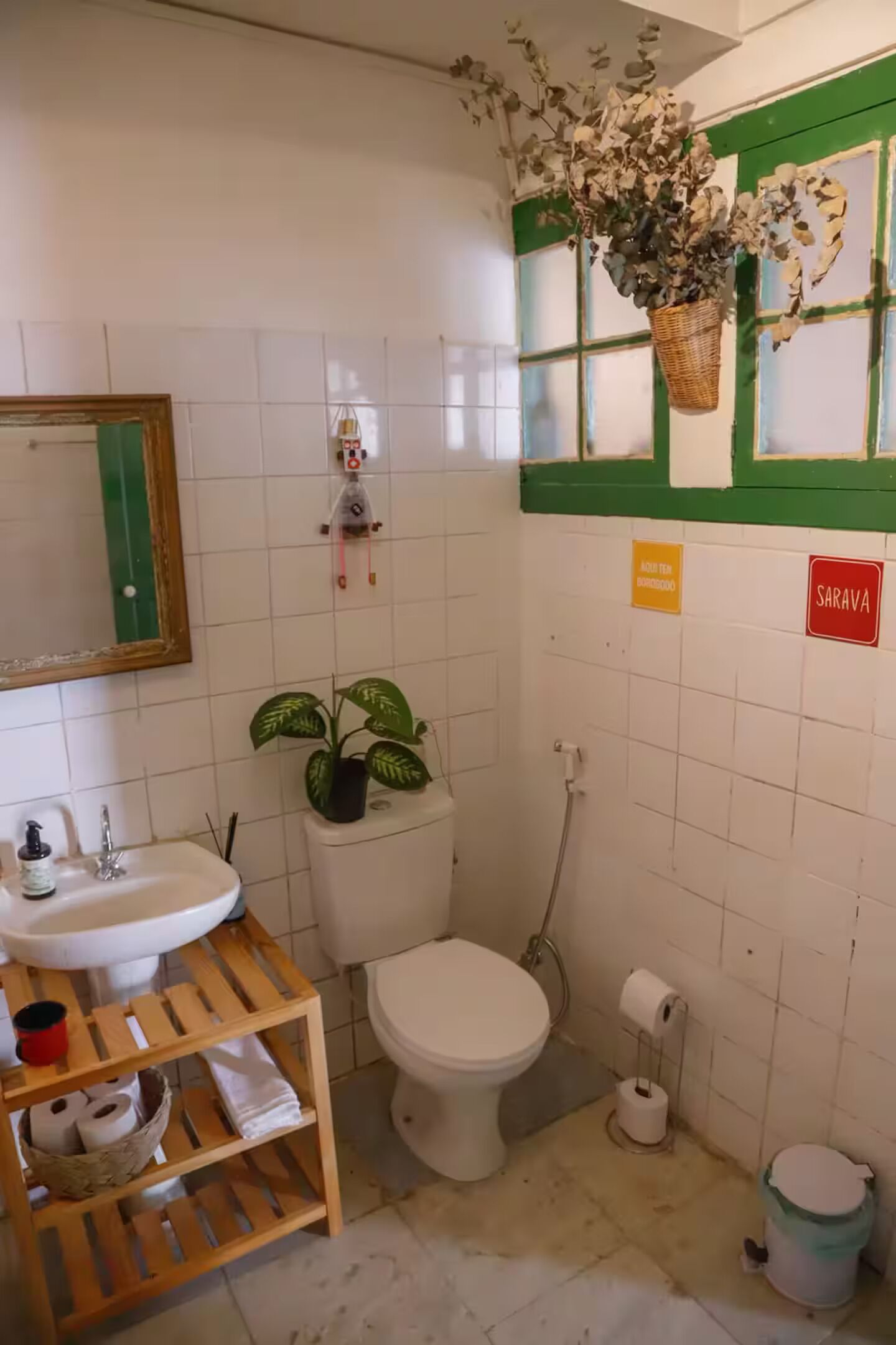 Chuveiro, toalhas de banho, sabonete, papel higiênico