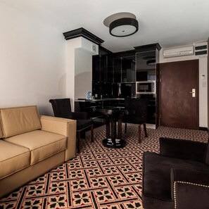 Een moderne woonkamer met een bank, stoelen, een eettafel en een vloer met een patroon.