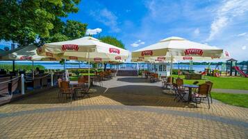 Khu ẩm thực ngoài trời