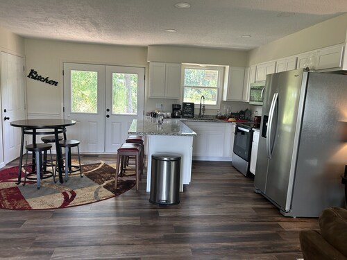 Charming 3-bedroom cottage with a beautiful country view located close to town.