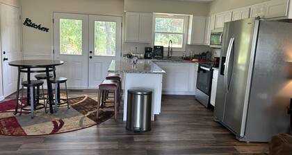 Charming 3-bedroom cottage with a beautiful country view located close to town.