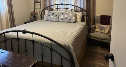 Charming 3-bedroom cottage with a beautiful country view located close to town.