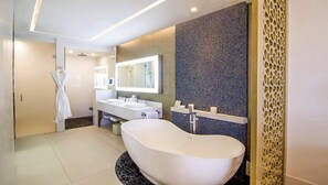 Haartrockner, Bidet, Handtücher, Seife