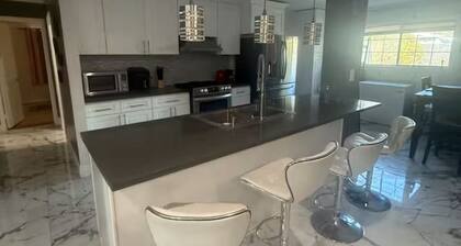 3-bedroom house in enchanting in LA with AC fitness area and swimming pool