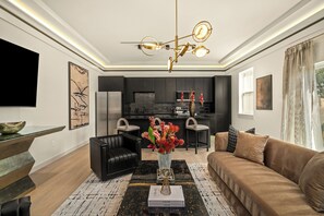 Living area - Resort-Style 5BR Ensuites •Slps10 •Pool&Spa •Gated (Houston)