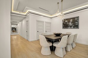 Dining - Resort-Style 5BR Ensuites •Slps10 •Pool&Spa •Gated (Houston)