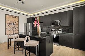 Fridge, microwave, oven, stovetop - Resort-Style 5BR Ensuites •Slps10 •Pool&Spa •Gated (Houston)