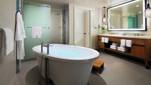 Een haardroger, handdoeken, zeep, toiletpapier