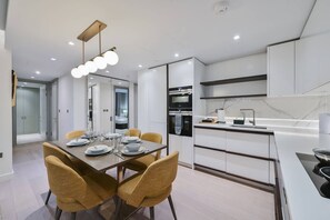 Apartment, 3 Bedrooms, Accessible, Balcony | Dining room - Spacious 3-bedroom Apartment in Central London (London)