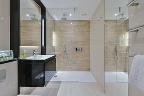 Apartment, 3 Bedrooms, Accessible, Balcony | Bathroom - Spacious 3-bedroom Apartment in Central London (London)
