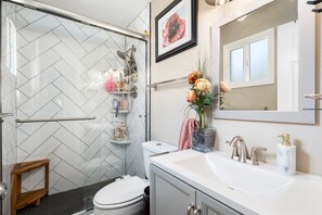 Shower, hair dryer, bidet, towels - Desert Dream Stay - 4BR/2BA Near Old Town Scottsdale (Tempe)