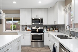 Private kitchen - Desert Dream Stay - 4BR/2BA Near Old Town Scottsdale (Tempe)