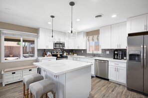 Private kitchen - Desert Dream Stay - 4BR/2BA Near Old Town Scottsdale (Tempe)