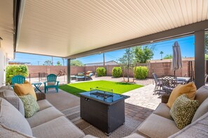 Outdoor dining - Desert Dream Stay - 4BR/2BA Near Old Town Scottsdale (Tempe)