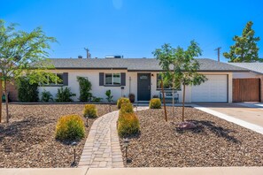 Exterior - Desert Dream Stay - 4BR/2BA Near Old Town Scottsdale (Tempe)