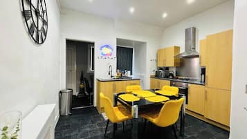 Apartment, 3 Bedrooms, Garden View | Private kitchen