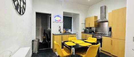 Apartment, 3 Bedrooms, Garden View | Private kitchen